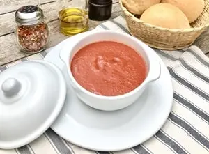Zuppa di pomodoro e mozzarella